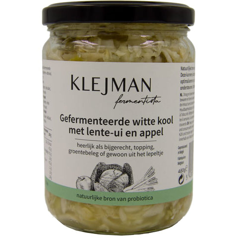 Kimchi blanc avec oignon de printemps et pomme